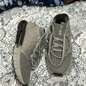 Men’s tennis shoes, worn a few times